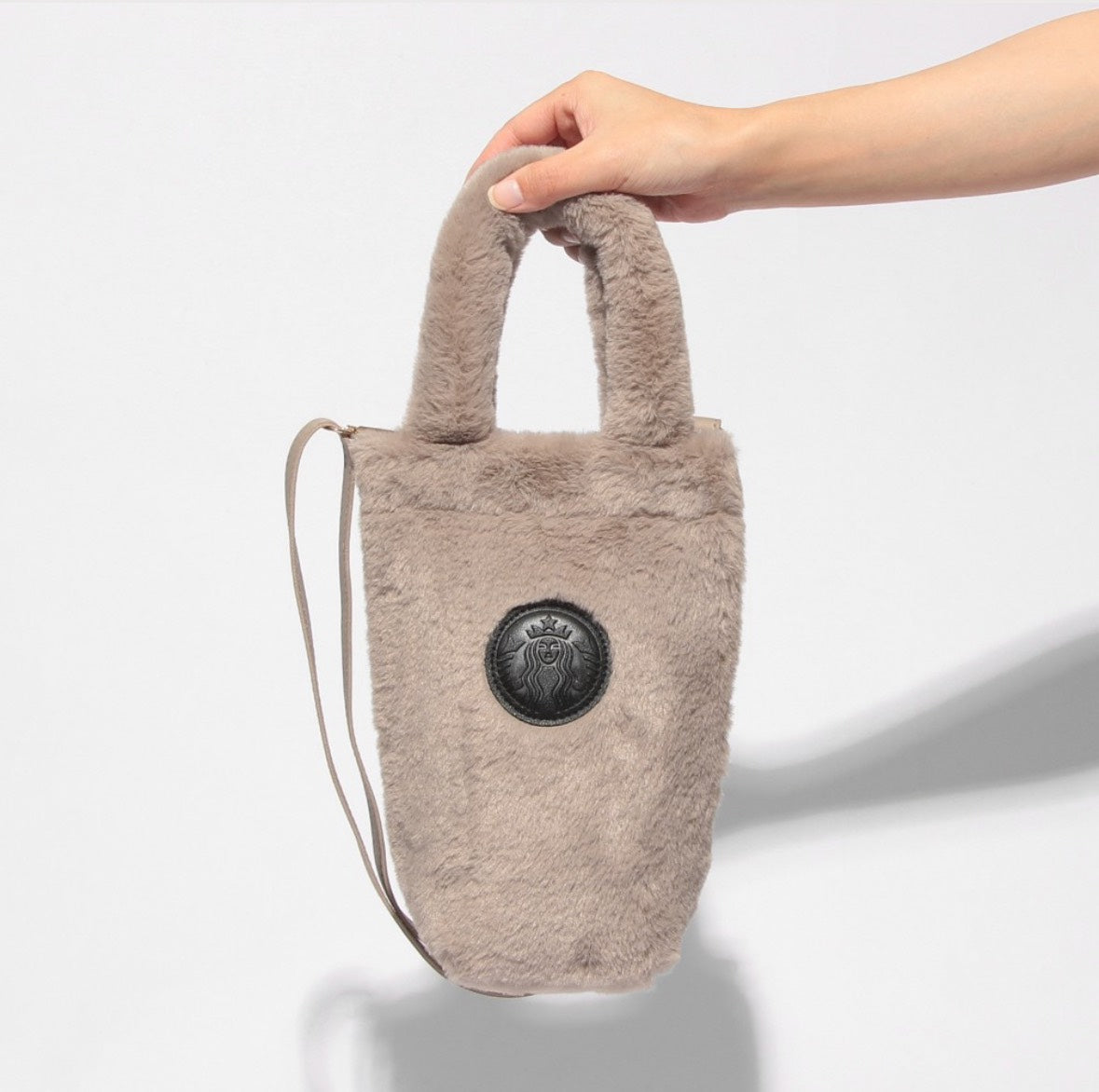 ✨❄【星巴克2025聖誕新品】閃亮冷飲杯.金屬徽章馬克杯.聖誕限定杯+金色熊蓋套組.迷你香檳金收納組..毛絨水瓶肩背包