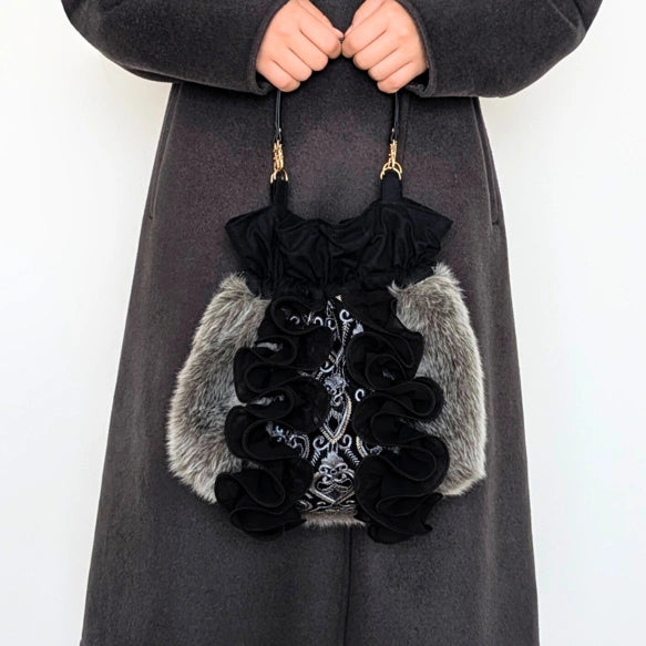 日本職人手作🖤【秋冬氣質女神專屬】華麗毛毛刺繡巾著包｜印度刺繡×奢華絨毛×立體荷葉邊✨