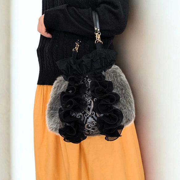日本職人手作🖤【秋冬氣質女神專屬】華麗毛毛刺繡巾著包｜印度刺繡×奢華絨毛×立體荷葉邊✨