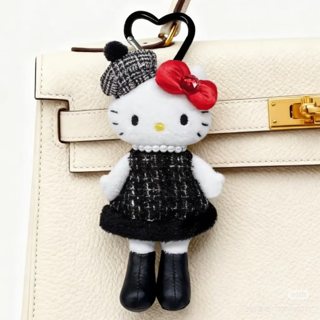 【限量預購】Hello Kitty冬季時尚公仔吊飾｜聖誕版絨毛鑰匙圈・可愛造型收藏・三麗鷗正版
