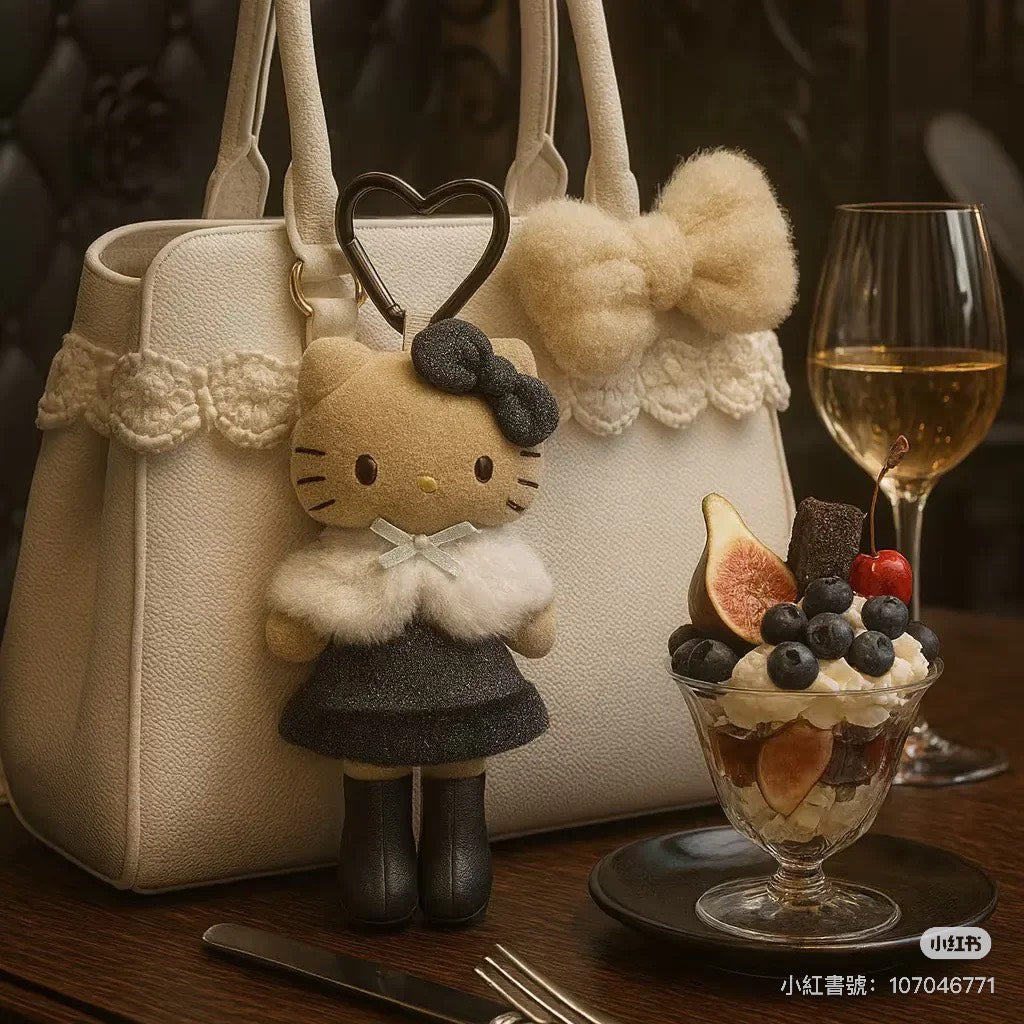 【限量預購】Hello Kitty冬季時尚公仔吊飾｜聖誕版絨毛鑰匙圈・可愛造型收藏・三麗鷗正版