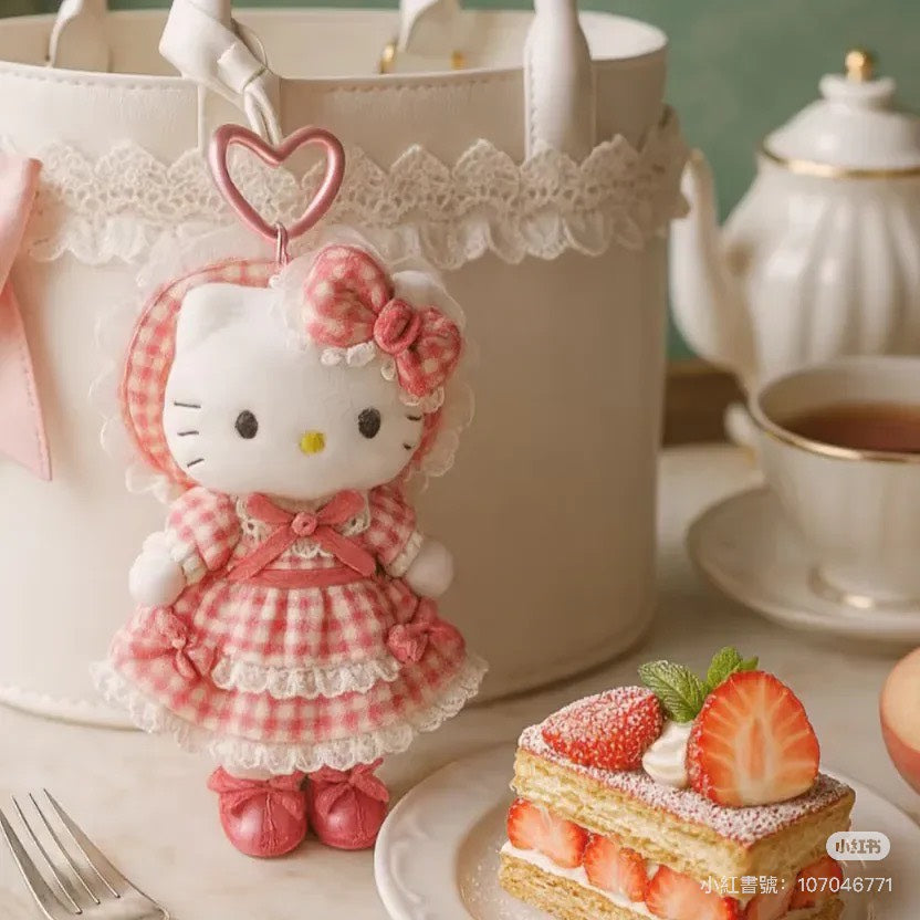 【限量預購】Hello Kitty冬季時尚公仔吊飾｜聖誕版絨毛鑰匙圈・可愛造型收藏・三麗鷗正版