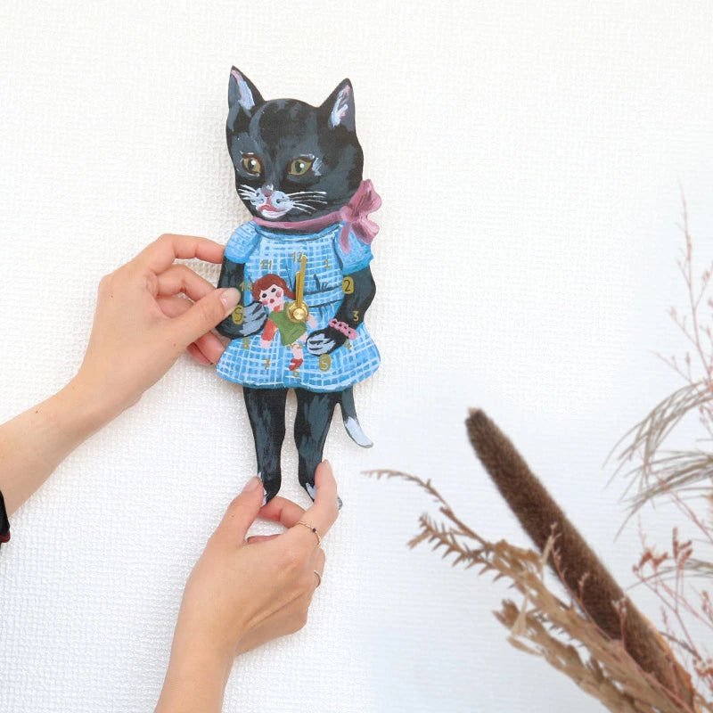 🕰️【Nathalie Lete 造型掛鐘】插畫變成時間的樣子 法國藝術家插畫 × 無秒針靜音設計｜牆上小型美術館